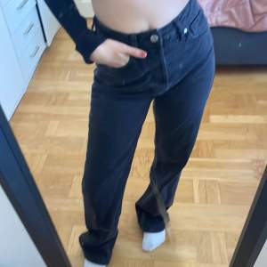 Snygga svarta jeans från bikbok. Oanvända, prislappen sitter kvar. Säljer då de är förstora på mig😊 nypris: 599 jag säljer de för 200kr(pris kan diskuteras)😊💞💞