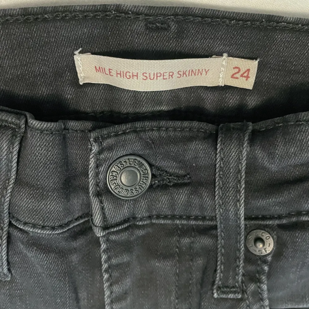 Svarta Mile High Superskinny jeans från Levis.  Använda men i fint skick. Lite urtvättade men går enkelt att färga tillbaka om man vill.  3 FÖR 2 på min sida!!. Jeans & Byxor.