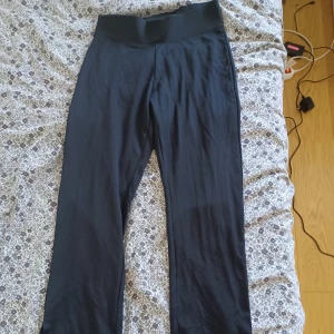 Yoga pants  - Endast använda ca.2 gånger då dem är för korta i benen för mig som är 173ish