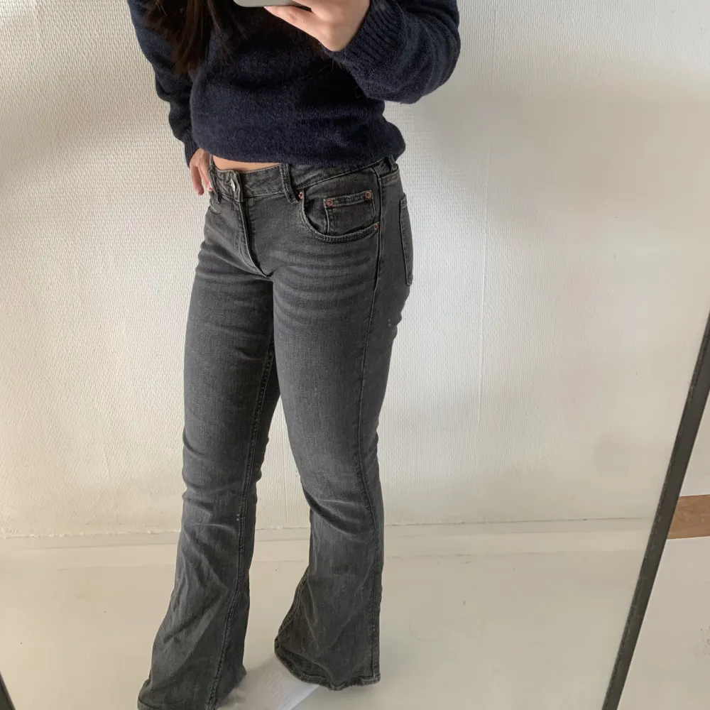 Intressekoll på dessa lågmidjade bootcut jeans från Gina som tyvärr är för korta i bena på mig ❤️ . Jeans & Byxor.