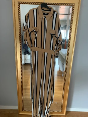 Byxdress Bikbok  - Randig beige/vit/svart byxdress. Lite använd. Vida ben. 