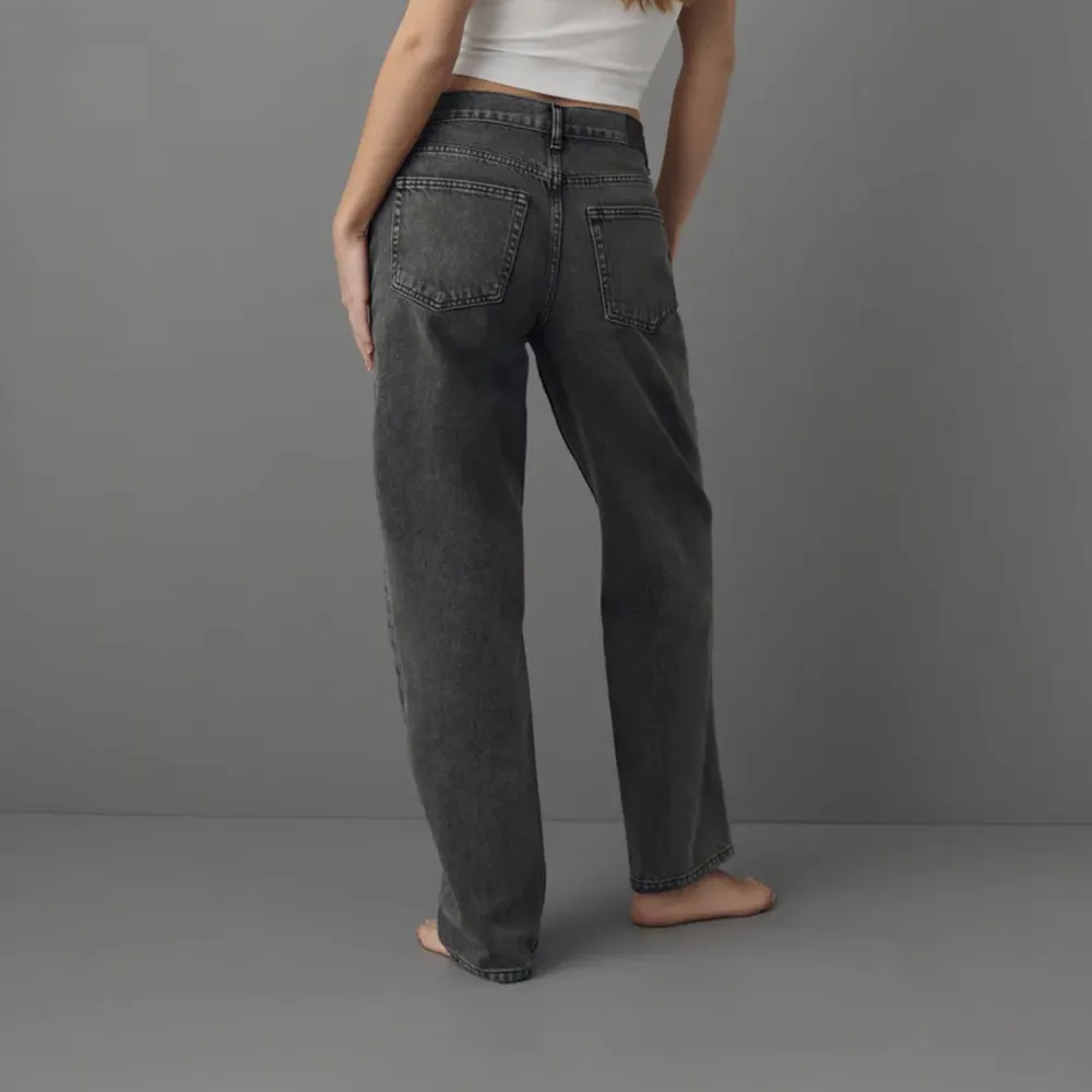 Säljer dessa nyköpta jeans från Gina Tricot i modellen ”Boyfriend” Dem är gråa och midwaist. Jag säljer dem pga fel storlek och dem är endast testade hemma en gång. Jeans & Byxor.