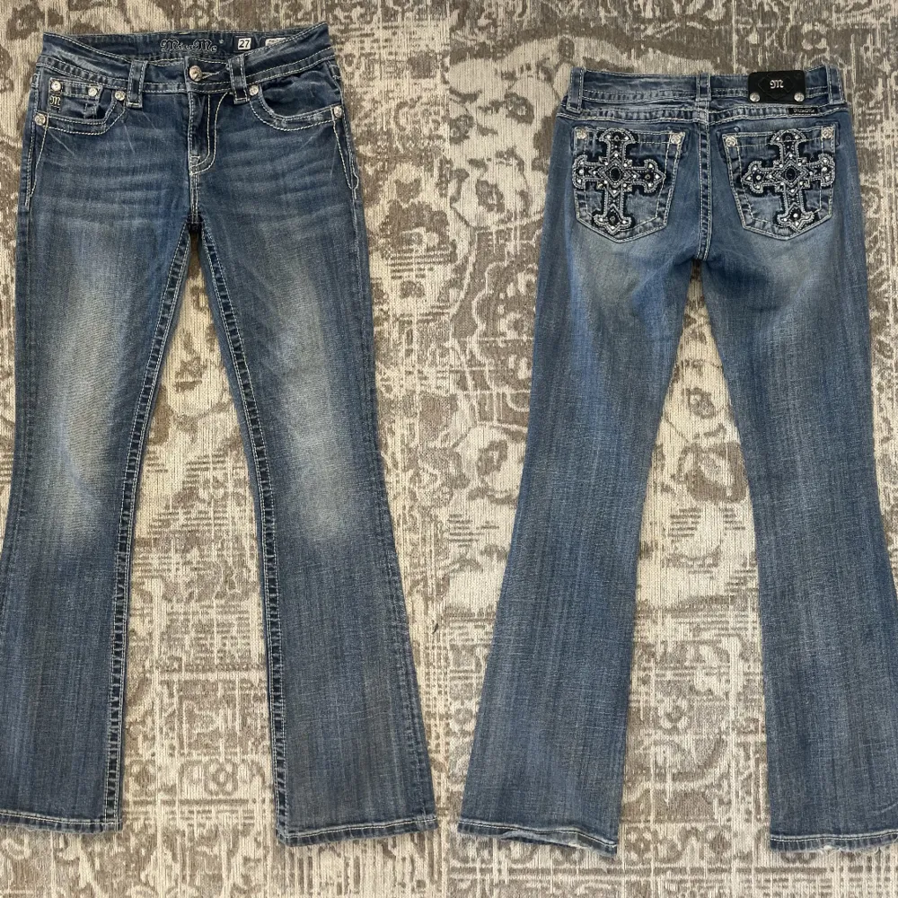Miss me jeans i fint skick utan fläckar❤️ de är bootcut och lågmidjade❤️ Midjemåttet tvärs över är 37cm och innerbenslängden är 78❤️ Jag är 168 cm lång❤️ Tryck gärna på köp nu!. Jeans & Byxor.