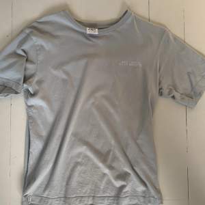Snygg Zara t-shirt i storlek ”S”. 8/10 i skick inga defekter eller fläckar utan bara lite använd. Grå/cyanblå färg.