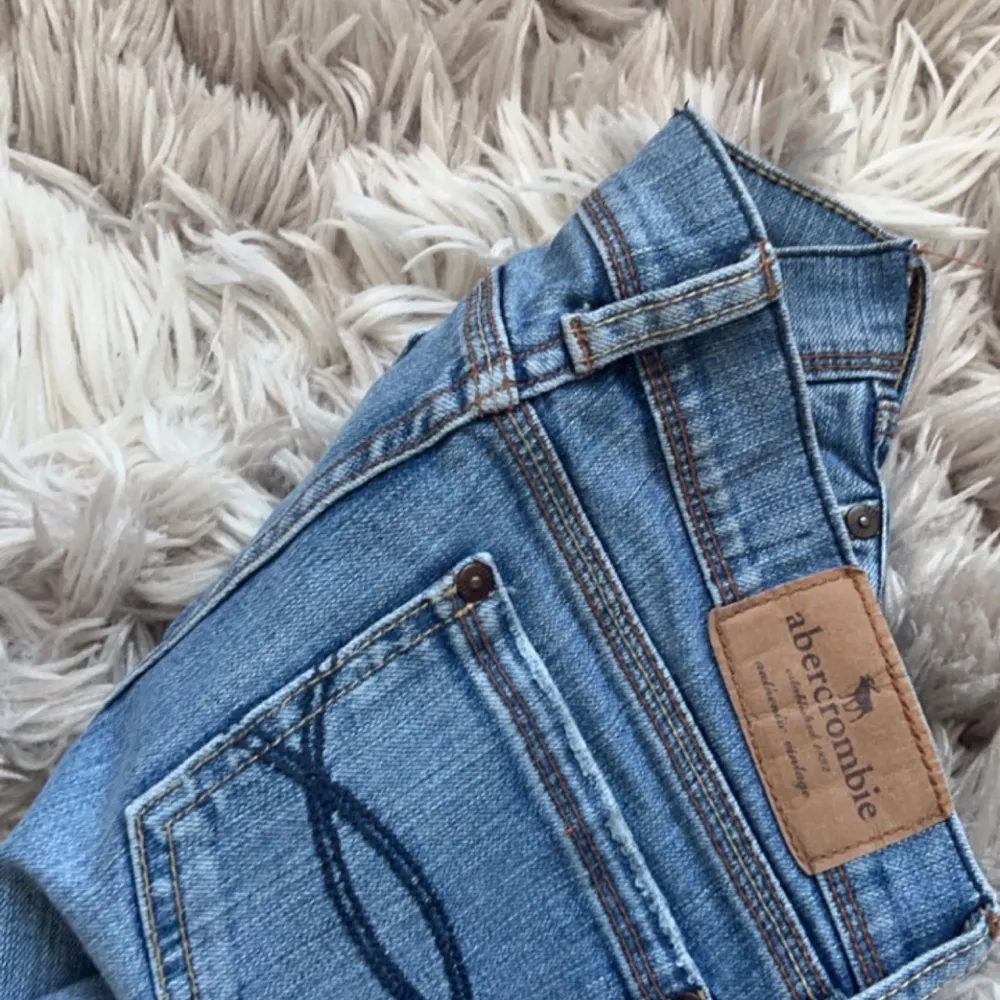 Lågmidjade vintage jeans från ambercrombie & fiitch som tyvärr har blivit för små, jätte fint skick annars och fin passform . Jeans & Byxor.