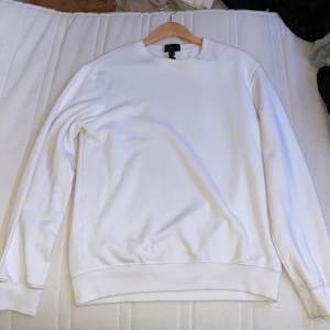 En vit basic tröja för 300kr i H&M storlek M/S och är fortfarande i bra skick mjukt o skönt inuti med. 