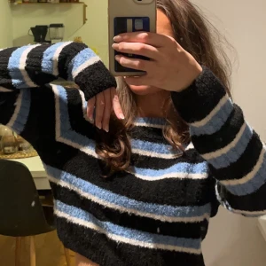 Tröja från nakd  - Super mysig tröja från nakd med fina färger, säljer då de inte riktigt är min stil.