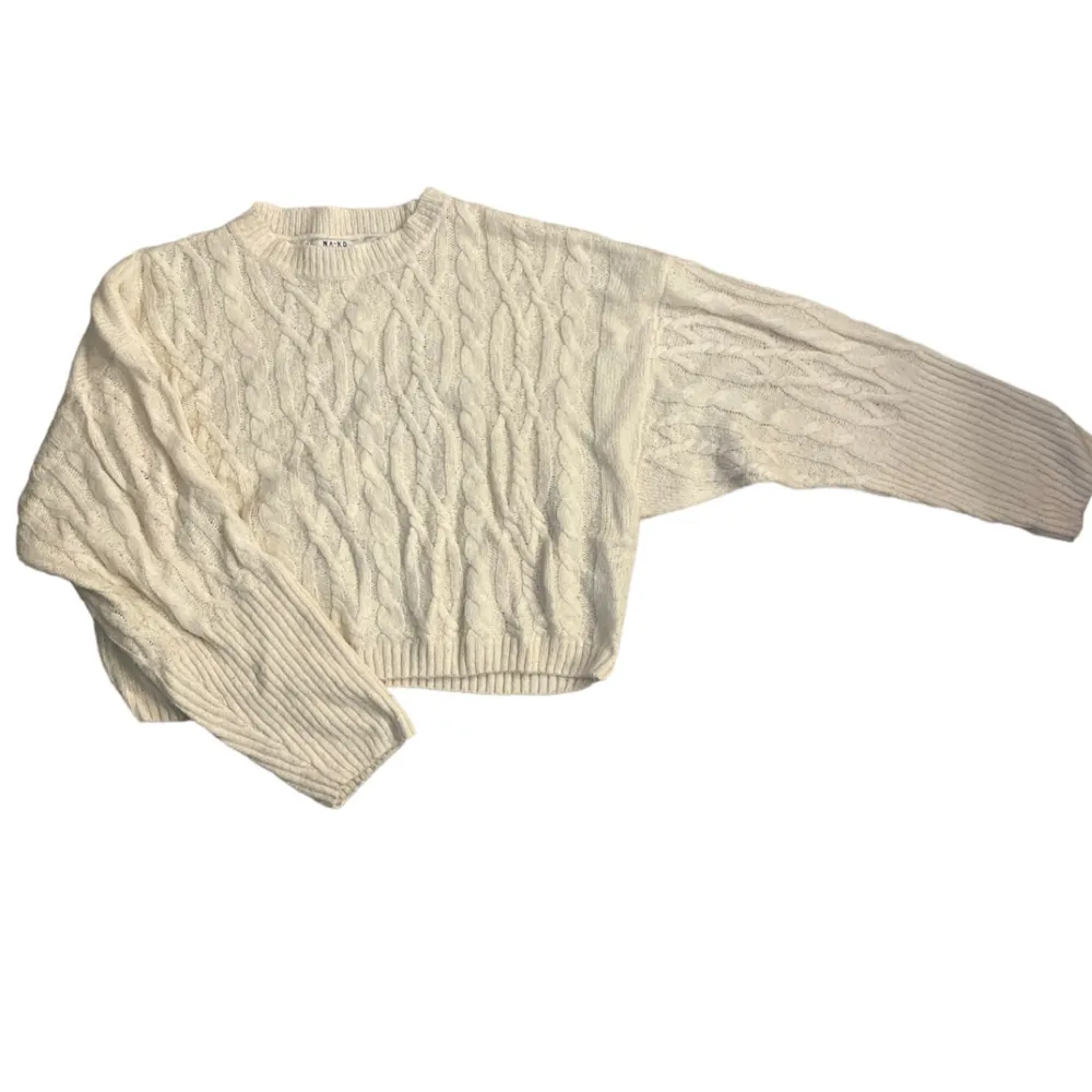 En stickad vit tröja från NA-KD i strl M, använt några gånger.  Om du vill ha en bild med den på kan du skriva i dm! . Stickat.