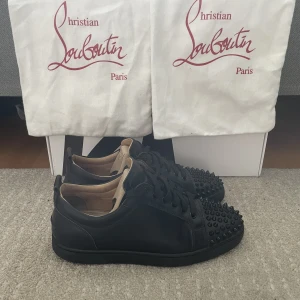 Christian Louboutin skor - Säljer ett par Louboutins som är i väldigt bra skick! Storlek 40 men sitter lite större! Alla nitar är kvar! 2 dustbags medföljer vid köp!  Hör gärna av dig om du har frågor!