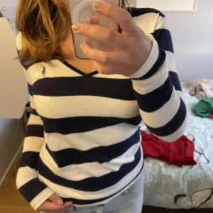 Polo Ralph lauren tröja!  - Söt långärmad ralph lauren tröja. Fin med blåa och randiga streck. Skriv för fler bilder eller frågor! 