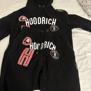 Hoodrich Tracksuit - Hoodrich Tracksuit för endast 1099kr Använd fåtal gånger 