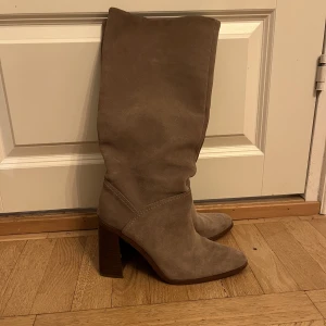 Stövlar - Superfina boots från mango i storlek 38. Nypris 1200kr och knappt använda, men kan tänka mig sälja för 450 😊 Säljer då dem tyvärr inte kommer till användning längre. 