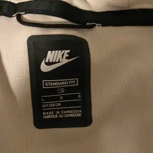 Nike tech bäst skick som möjligt! Inte använd och bra pris!
