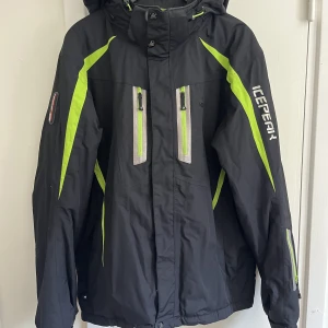 Skidjacka  - Mycket fin skidjacka. Endast använd en semester 