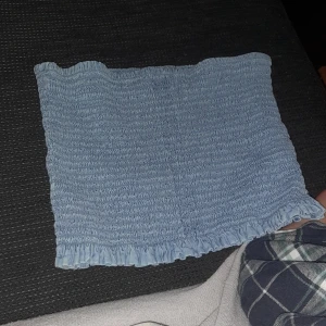 Tröja - Den är large men den sitter jätta tajt så hade sagt Small eller medium