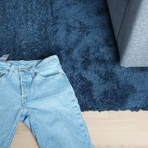 Jeansen är i bra skick. Nypriset på jeansen ligger på 1000 kr. 