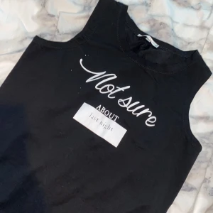 Mode top med öppna sidor… - Köpt den i Libanon i somras, den var mode med biker shorts osv🙏🏼🥰