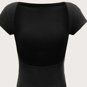 Topp - Svart t shirt med öppen rygg. Använd några få gånger bara😊💖 Skriv för frågor/bilder!!