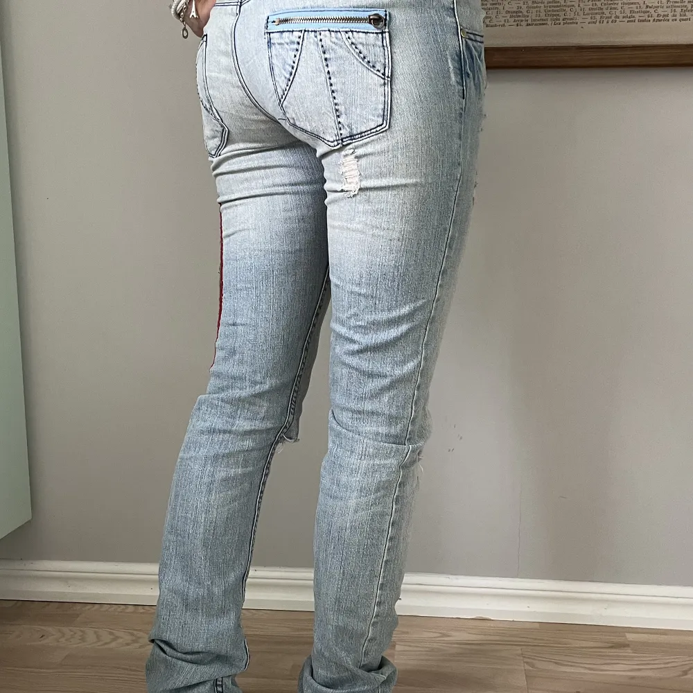 Säljer dessa uuuurrrr snygga lågmidjade vintage jeansen, storlek 28. Går inte att få tag i längre. Innerbenslängd: 83cm  Tveka inte att skriva om ni har några frågor❤️. Jeans & Byxor.