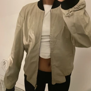 Beige Bomberjacka  - Andvänd fåtal gånger 