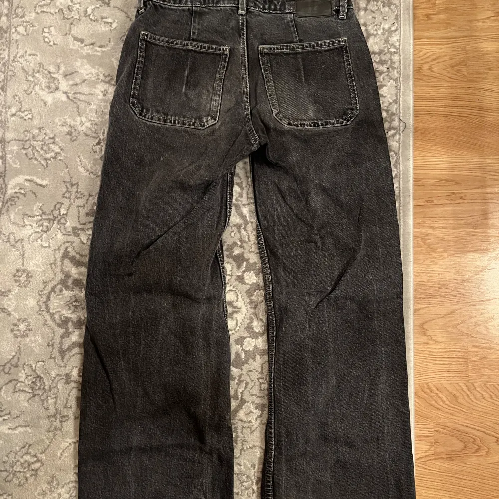 Skit coola weekday byxor som tyvärr inte kommer till användning längre. Dom sitter snyggt och har inga tydliga defekter. Kom dm för fler bilder och använd gärna köp nu 🌟🌟🤞. Jeans & Byxor.