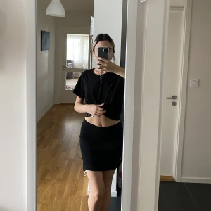 Basic svart kjol - Basic svart kjol i storleken xs/s. Passar perfekt i varje garderob💞