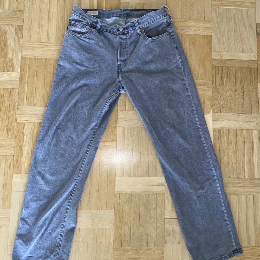 Levis Jeans 501 W29 L32. Skick 9:10 använt fåtal gånger. Säljes pga för stor strl. Pris kan diskuteras . Jeans & Byxor.