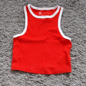 Kort topp.  - Kort topp, storlek S köpt på new yorker använd ett fåtal gånger.   Betalning med swish och köparen står för frakten. 