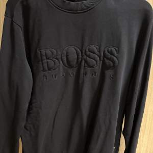 Säljer en hugo boss tröja i använt skicka men inga märken eller konstigheter.