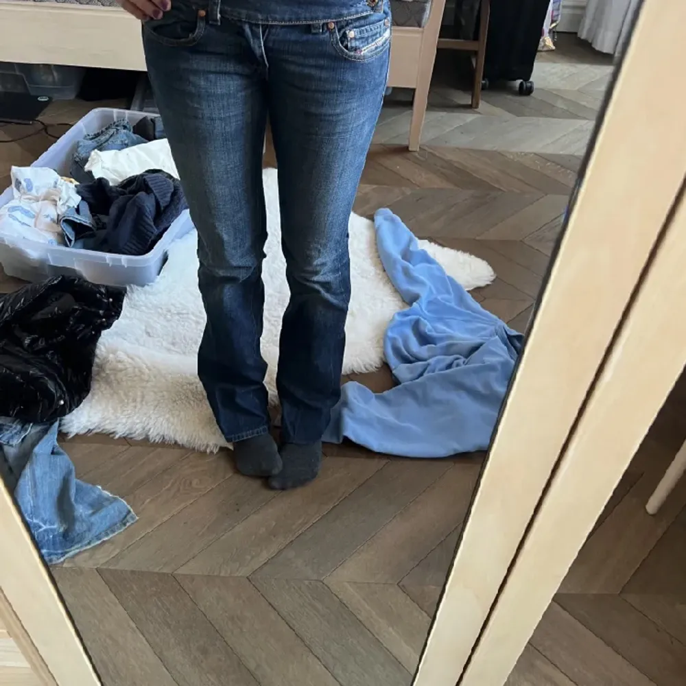 Skit snygga Lågmidjade jeans. Sitter perfekt i rumpan och lår och passar mig i längden som är 165. Säljs pga de inte är min stil längre. ❤️. Jeans & Byxor.