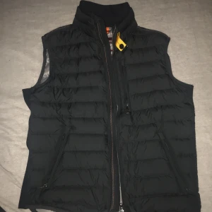 Parajumper väst - Skön väst, skick 9/10.  Självklart äkta.😇