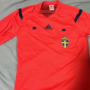 Domartröja - Helt ny domartröja för liten för mig, Storlek S