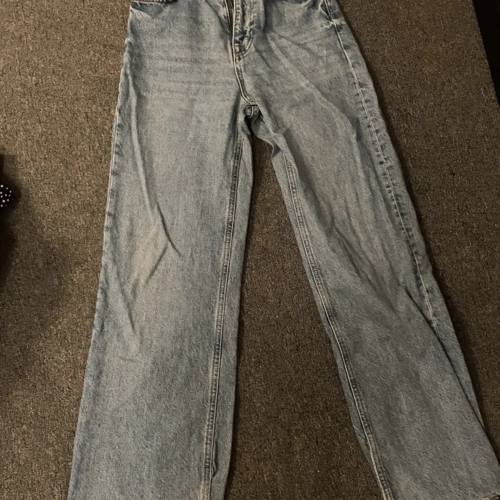 Högmidjade vida zara jeans som passar bra i längd för mig som är 166cm. Köparen står för frakt💗. Jeans & Byxor.