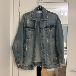 Jeansjacka - En oversized jeansjacka från Zara med slitningar. Inga defekter och i bra skick🤍