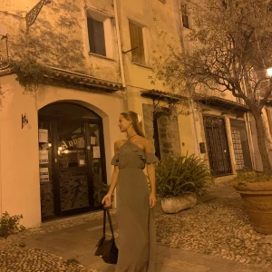 Klänning  - Säljer min jätte fina gröna klänning (ljuset är inte helt rättvist på bilden), eftersom den inte används tillräckligt mycket. 