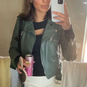 Zara skinnjacka -  Grön Sara jacka i nyskick, använd några gånger men ingenting som syns eller märks av. Säljer eftersom den inte riktigt kommer till användning❤️❤️nypris 600