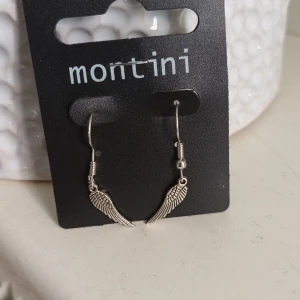 Örhengen  - Helt nya home made örhängen. Söta små änglavingar i silver