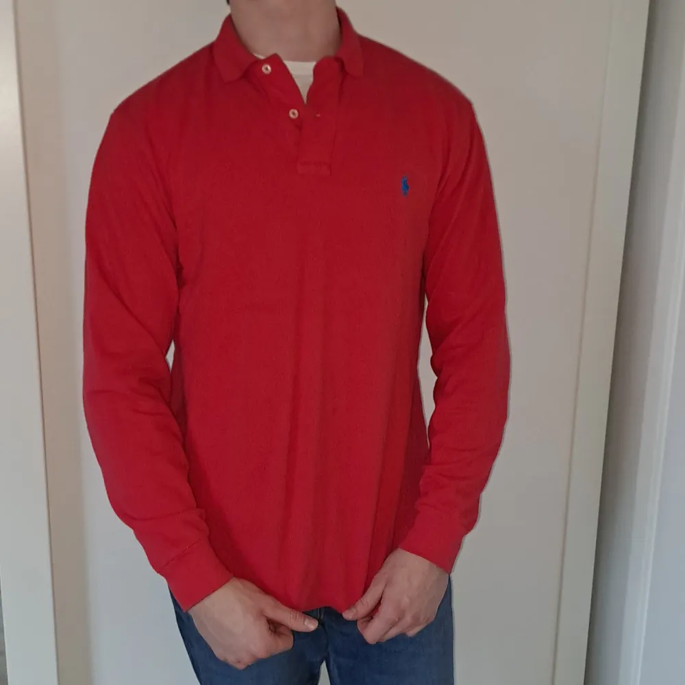 En röd Polo Ralph Lauren skjorta i medium modell och ser relativt ny ut.  Bredd: 50 Längd: 70. Skjortor.