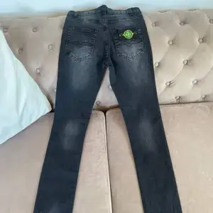 1:1 Stone Island Jeans finns i storlek S-XL.