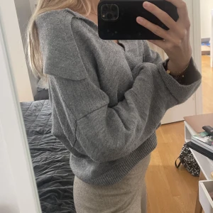 Stickad tröja  - Grå stickad tröja från Na-kd🤍