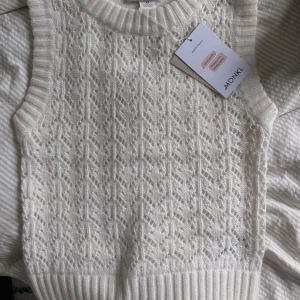 Stickad väst  - Supersöt väst som endast är testad och aldrig använd, alltså är den helt ny! 
