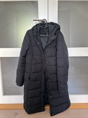 Längre Dunjacka - En superskön längre dunjacka som är köpt på Lager 157 i vintras🌸