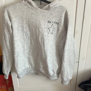 Grå hoodie - Grå hoodie från gina young storlek 146-152
