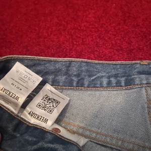 Weeksday jeans - Säljer nu mina blåa weeksayjeana. Använd 1 gång. Köpta för 1200 men säljer för 600. Skick 10/10