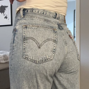 levis jeans  - Ljusa levis jeans ribcage straight, använda endast en gång. Storlek w30 L32. 