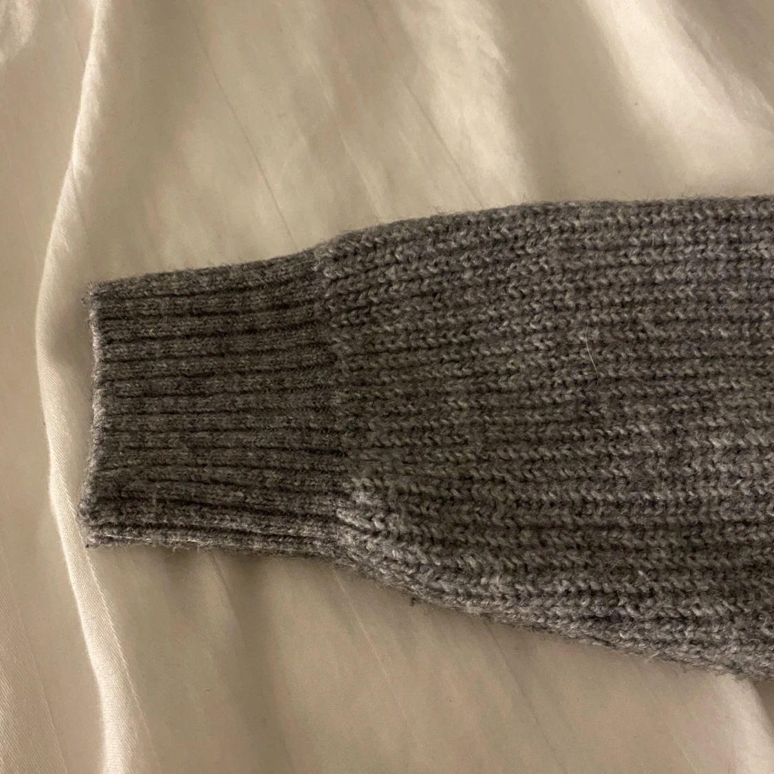 Gråstickad tröja med v-krage - 91