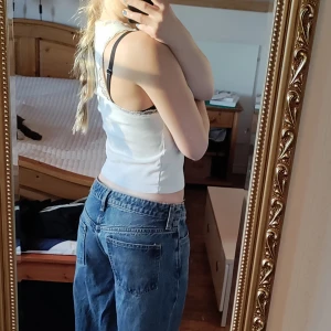Ample Low Loose Jeans - Säljer dessa ursnygga jeansen från Weekday då de var alldeles för långa som man ser på bilderna. Är 1.57 så inte så konstigt.💔 Bara att skriva om du vill ha fler bilder🫶🏻🫶🏻 Ord. Pris 600kr