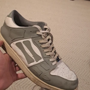 AMIRI skel low  - Fetta AMIRI dojer storlek 45/44. De är ordentligt använda men ser nästan nya utt om de tvättas Pris kan diskuteras. 