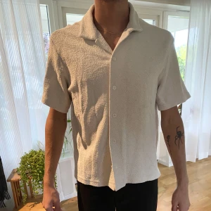 Skjorta i frotté  - Superskön skjorta i typ frotté från Weekday. Storlek L. 