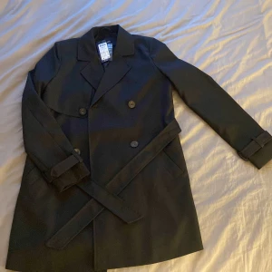 Kappa veromoda  - Jag säljer min kappa från veromoda på grund utav att den till kommit till användning🩷 den är i storlek xs och är helt oanvänd (lappen sitter kvar) skriv om frågor och funderingar☺️